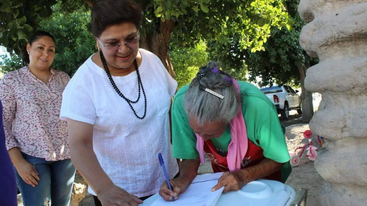 02 Alcaldesa entrega escrituras de propiedad que habían estado estancadas por años